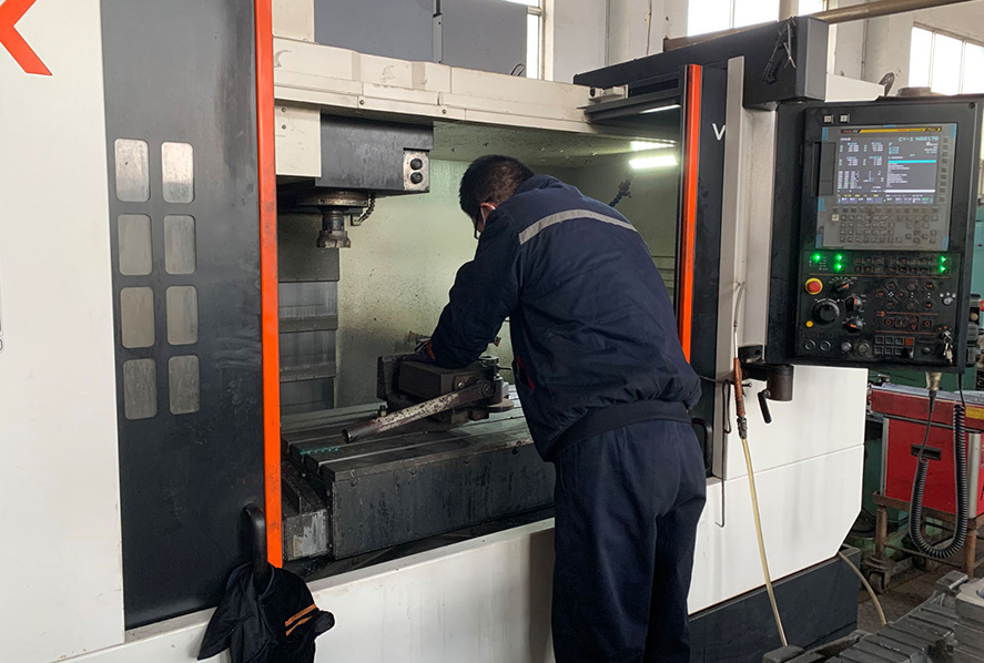 Muncitorii produc piese CNC de înaltă precizie