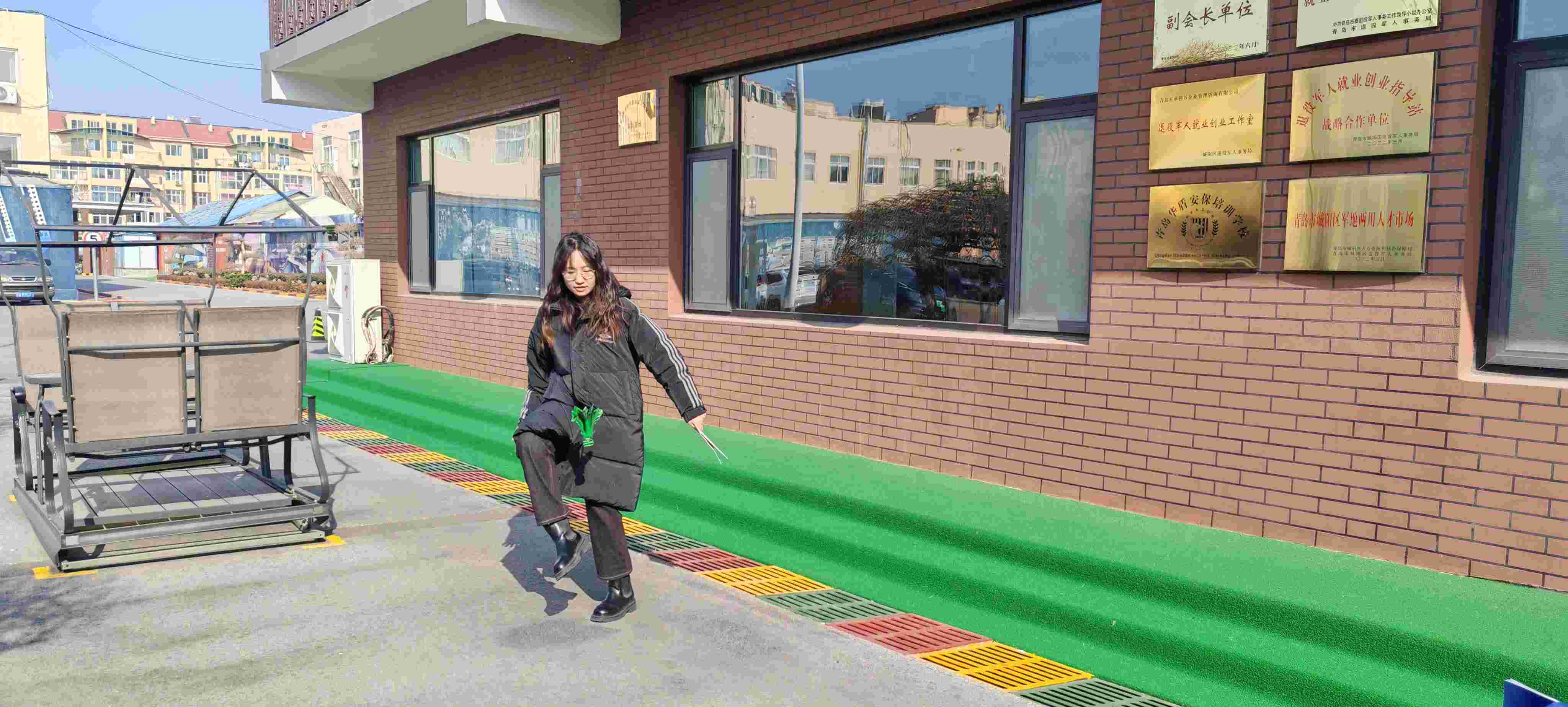 Activitate de lovire în aer liber după pauza de masă