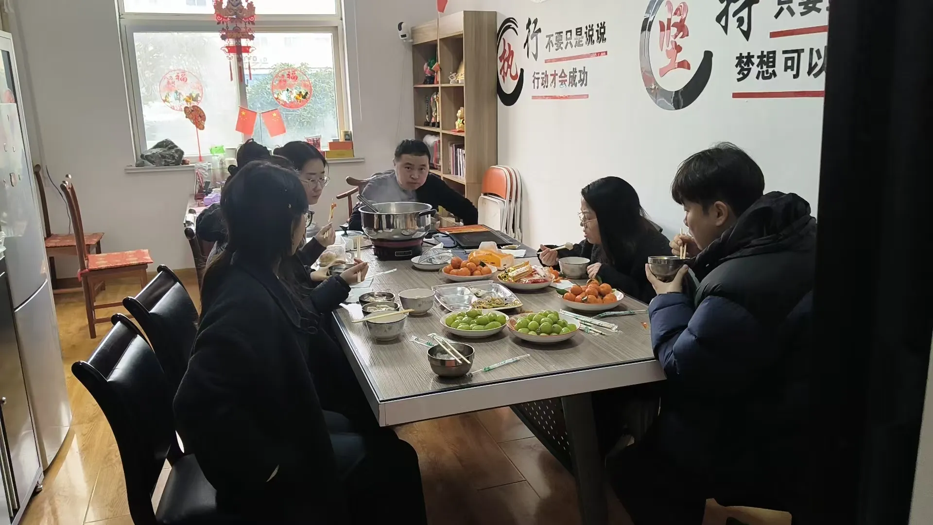 Sărbătoarea festivalului felinarelor companiei Haozhifeng